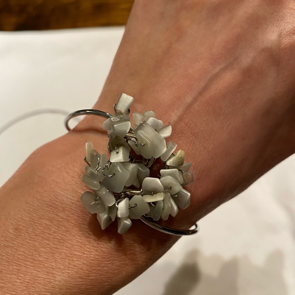 Gray shell necklace, bracelet, earrings and ring - Picture 4 of 6